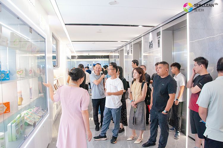 广东省工业和信息化厅2025
年高端装备制造产业集群培育专题研修班一行到访买球的正规网站开展参观学习活动