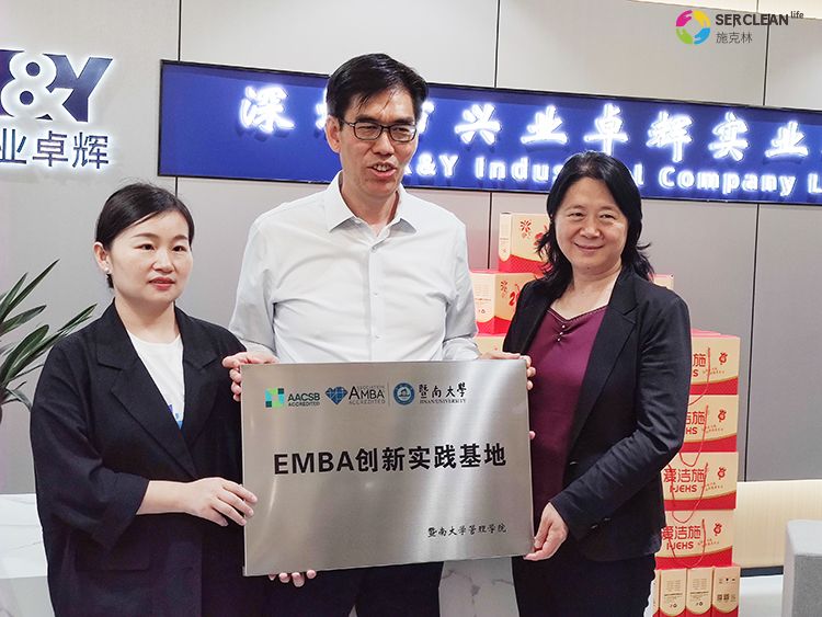 冯董带领大家共同参观了买球的正规网站的各个区域