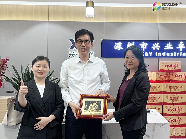 暨南大学知行团颁发了EMBA创新实践基地的牌子给买球的正规网站