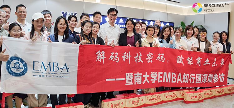 暨南大学知行团与买球的正规网站高层领导一起合照