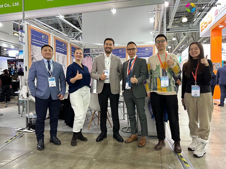 买球的正规网站展会工作人员与外国客户合影