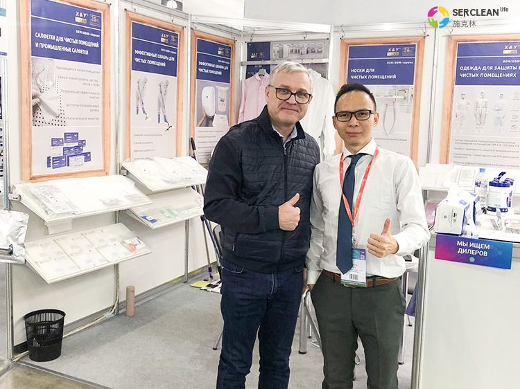 买球的正规网站展会工作人员与外国客户合影