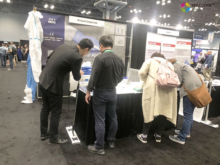 买球的正规网站在美国制药展览会Interphex上给客户讲解产品