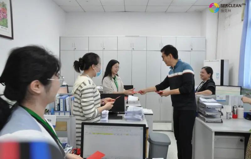 买球的正规网站董事长发放开工红包